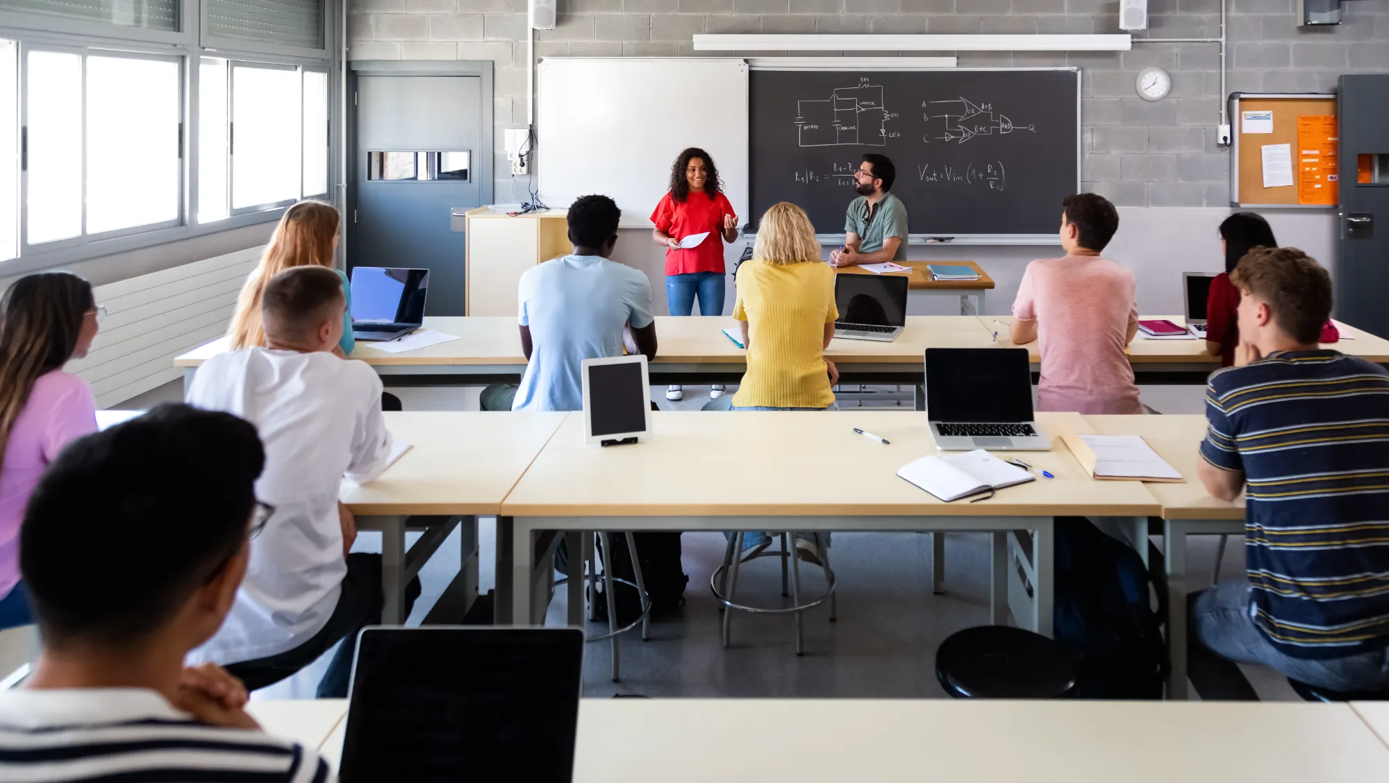 Cours en gymnase : une étudiante présente devant ses camarades